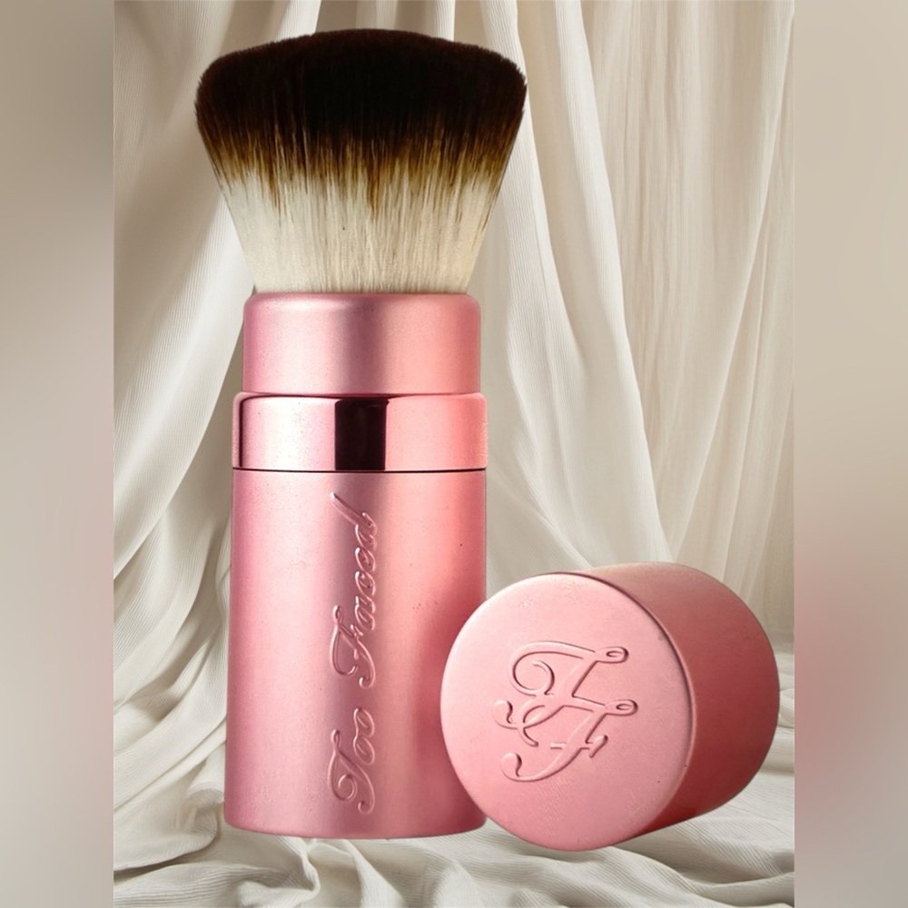 TOO FACED NIB 100% TEDDY BEAR KABUKI BRUSH